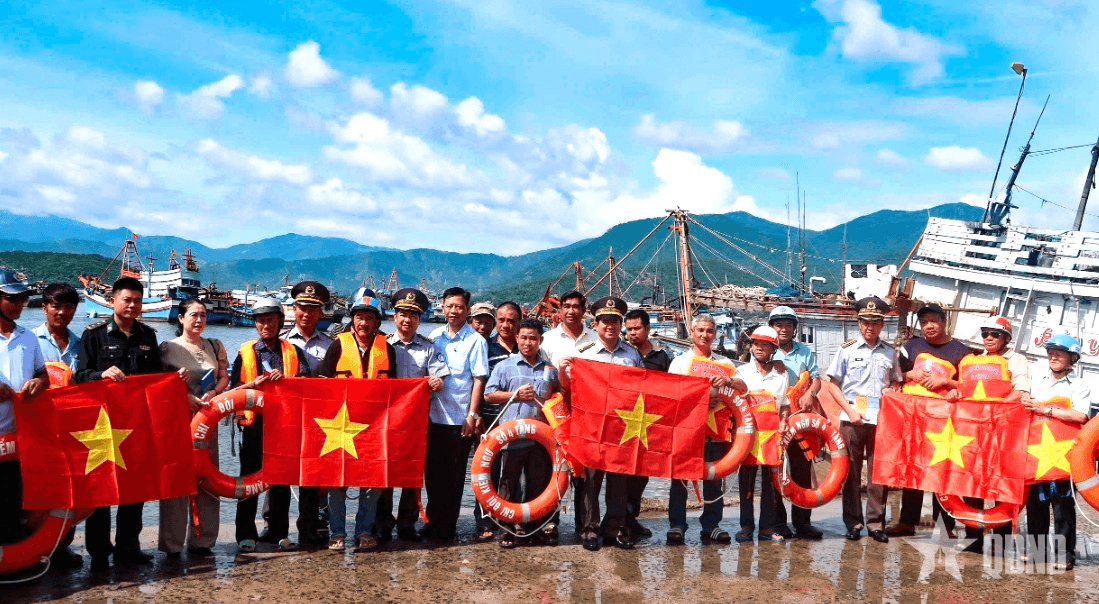 Gắn tuyên truyền pháp luật với hỗ trợ ngư dân