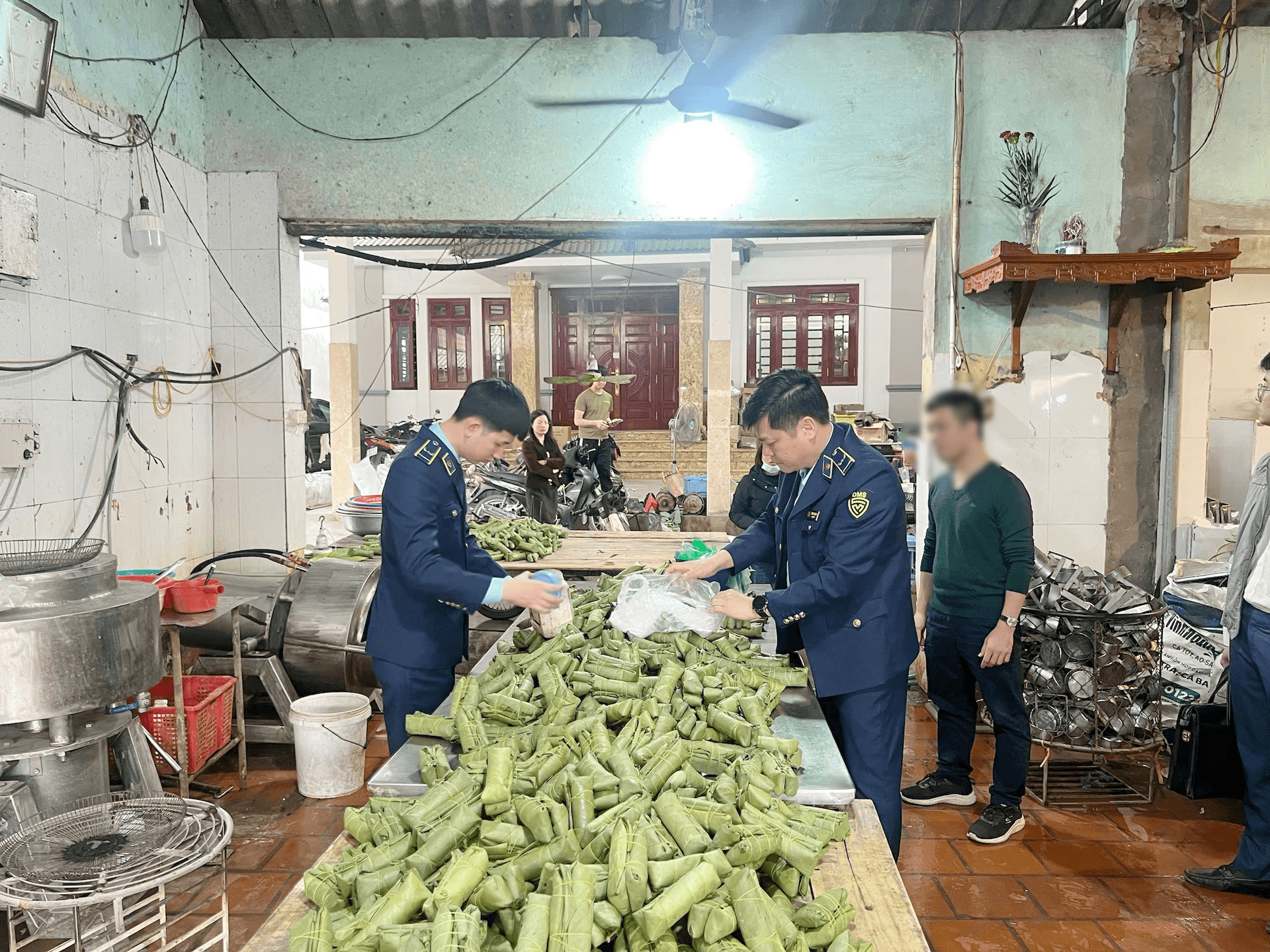 Khởi tố chủ cơ sở sản xuất giò chả vì sử dụng hàn the
