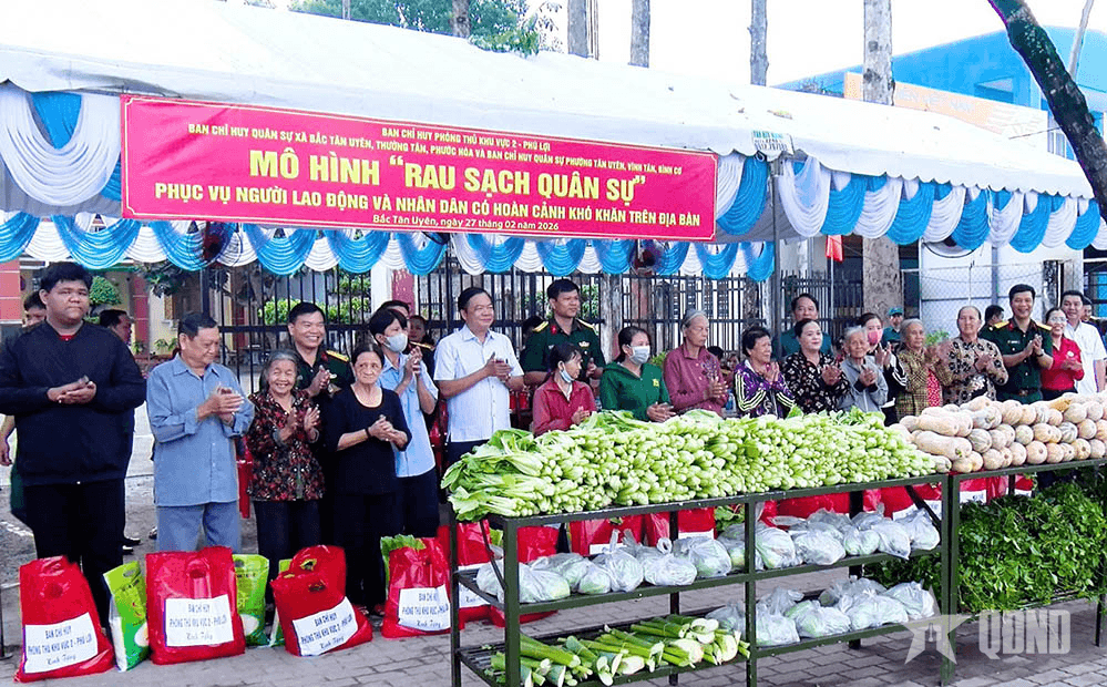 Bộ đội trao tặng nhân dân gần 6 tấn nông sản