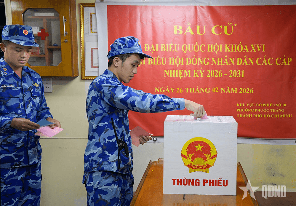 Những cử tri đầu tiên thực hiện bầu cử sớm trên biển