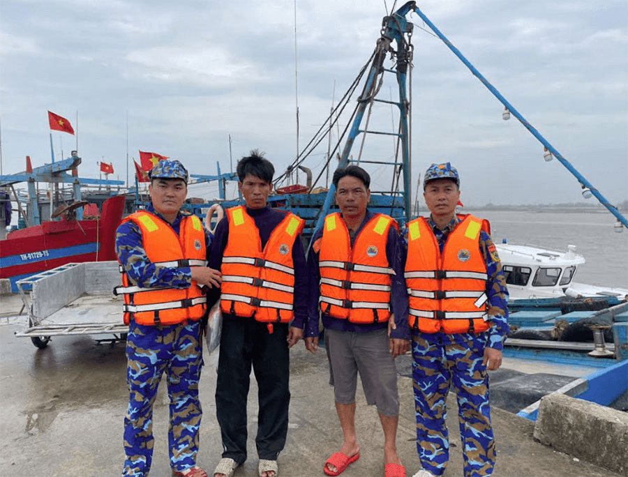 Bộ đội Biên phòng Ninh Bình kịp thời cứu 2 ngư dân trong vụ va chạm tàu trên biển