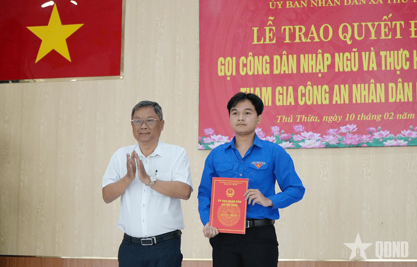 Đảng viên trẻ tiên phong tình nguyện nhập ngũ