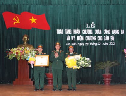 Trao tặng Huân chương Quân công hạng Ba và Kỷ niệm chương cho cán bộ