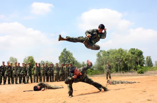 Học viên trinh sát luyện tập