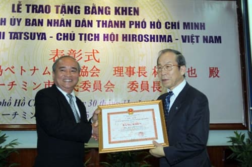TP Hồ Chí Minh trao bằng khen cho Chủ tịch Hội Hiroshima – Việt Nam