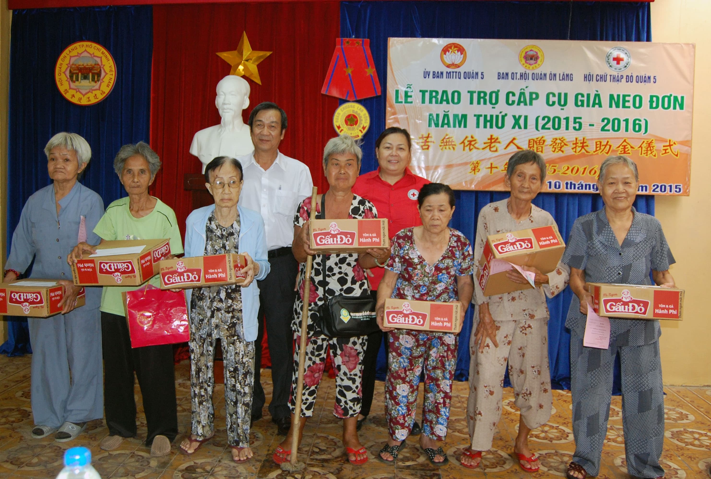 Tặng quà đồng bào người Hoa có hoàn cảnh khó khăn