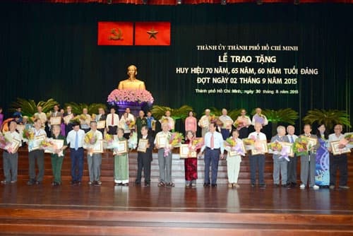 Thành ủy TP Hồ Chí Minh trao Huy hiệu Đảng đợt 2-9