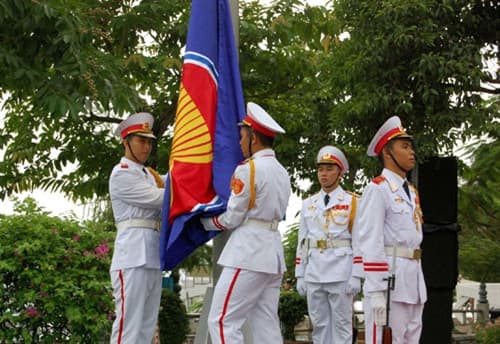 Thượng cờ và kỷ niệm 20 năm Việt Nam gia nhập ASEAN