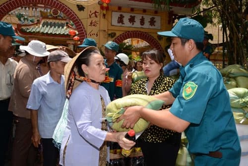 Tặng quà cho hộ dân nghèo, đồng bào người Hoa có hoàn cảnh khó khăn