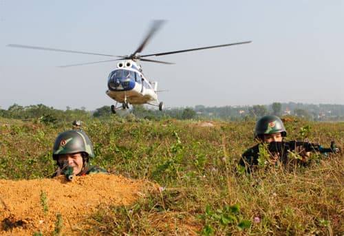 Trung đoàn Không quân 916 tham gia tổng duyệt đánh địch đổ bộ đường không