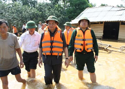 Thủ tướng Chính phủ Nguyễn Tấn Dũng kiểm tra công tác khắc phục lũ lụt tại Hà Tĩnh