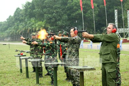 Tùy viên quân sự các nước bắn súng "đua tài"
