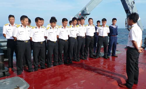 Giữa muôn trùng sóng nước biển Đông