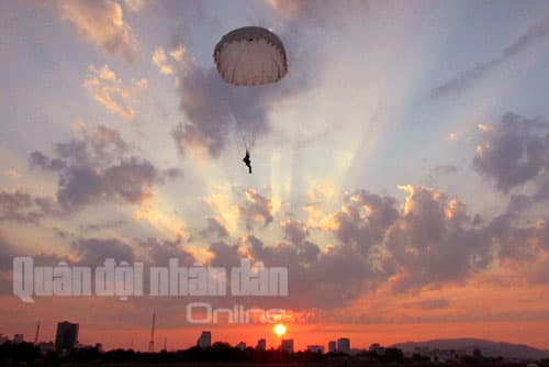 Phi công, đặc nhiệm thực hành nhảy dù