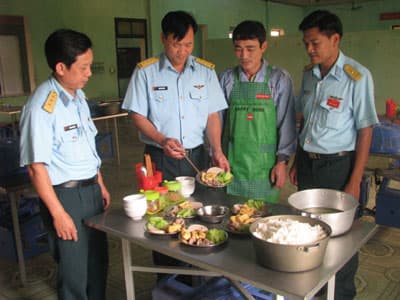 Qua một năm thí điểm xã hội hóa công tác nuôi dưỡng bộ đội ở Viên Phòng không - Không quân