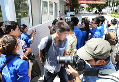 Phía ngoài phòng thi “nóng” không kém trong phòng