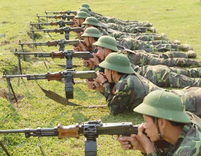 Trên bãi tập tháng tư