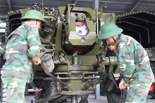 Bộ đội pháo binh luyện quân ngày cuối năm