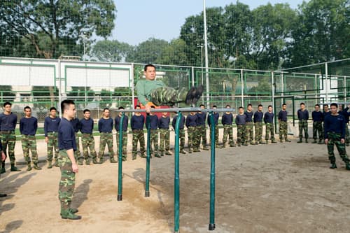 Thầy thuốc áo lính tương lai rèn luyện thể lực
