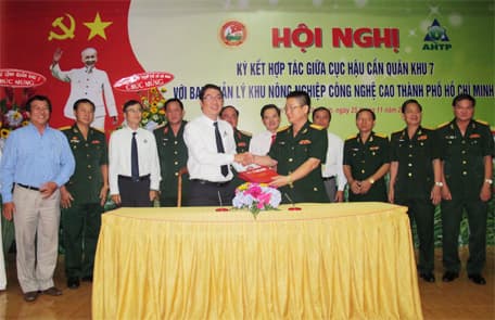 Hỗ trợ bộ đội trồng rau chất lượng cao