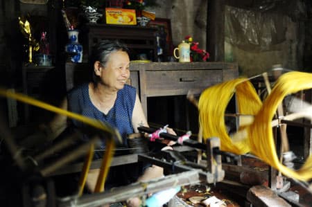 Về Cổ Chất xem kéo kén, làm tơ