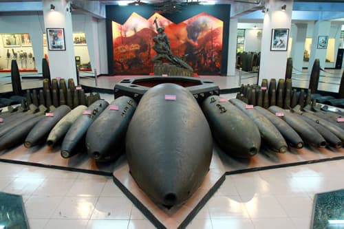 Siêu pháo đài bay B-52 bằng bom
