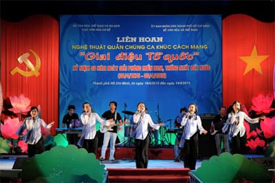 Sôi nổi liên hoan ca khúc cách mạng “Giai điệu Tổ quốc”