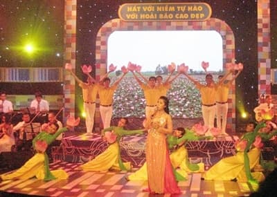 "Hát về thời hoa đỏ"