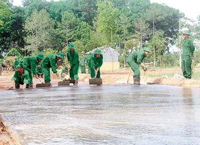 Hội thi “Doanh trại chính quy, xanh, sạch, đẹp” Trung đoàn bộ binh đủ quân năm 2015