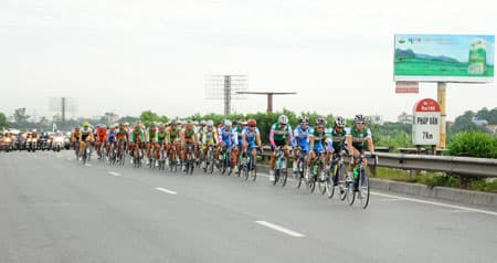 Chặng 2 cuộc đua xe đạp “Về Trường Sơn 2012”:  Đường dài anh tài đua sức