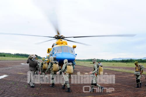 Đặc công thực hiện đổ bộ đường không