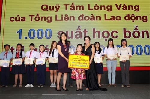 Trao 1.800 suất học bổng cho học sinh, sinh viên nghèo hiếu học