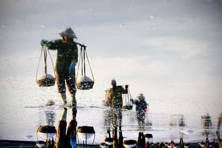 Bình Minh trên đồng muối Hòn Khói