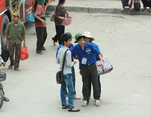 Hàng ngàn thí sinh đổ về Hà Nội dự thi