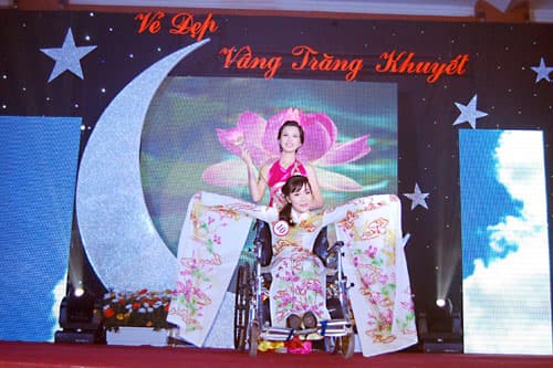“Trăng khuyết” tỏa sáng...