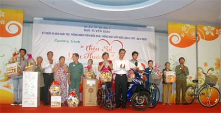 Tặng quà cho các đối tượng chính sách