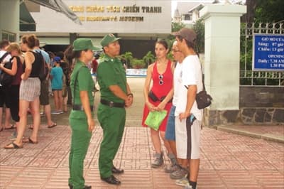 "Chiến sĩ áo xanh" sát cánh cùng du khách