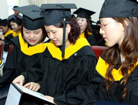 THỪA, THIẾU CỬ NHÂN