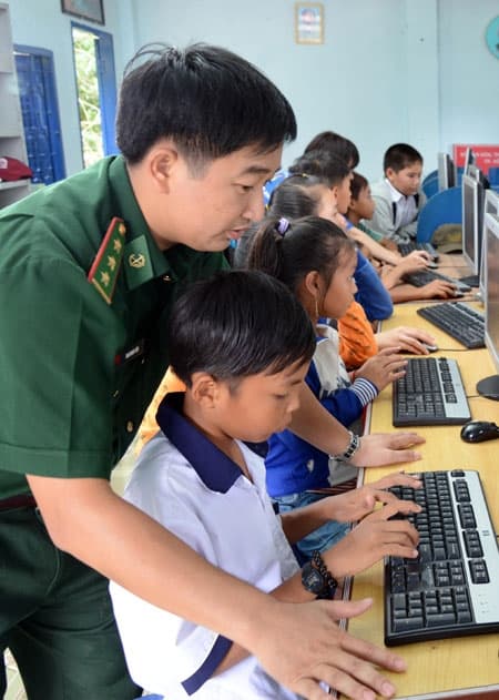 "Cõng" tin học về "ốc đảo" Thiềng Liềng
