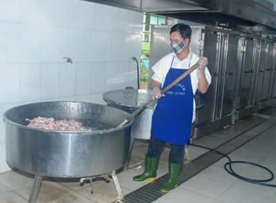 Công tác bảo đảm ăn uống cho sinh viên ở Trung tâm giáo dục quốc phòng, an ninh Trường Quân sự Quân khu 5