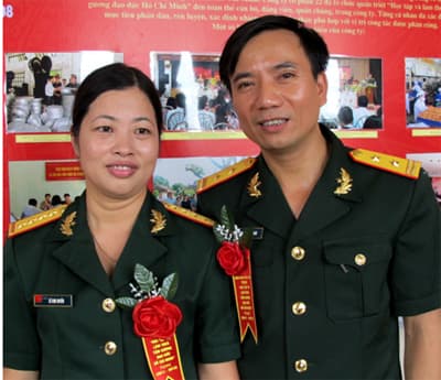 Hai vợ chồng cùng thi đua