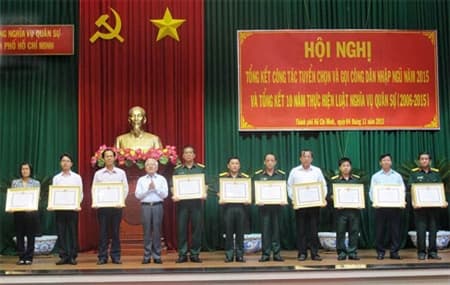Khen thưởng nhiều tập thể, cá nhân tiêu biểu thực hiện Luật Nghĩa vụ quân sự