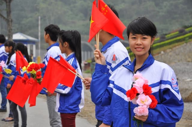 Bay cao ước mơ, tuổi trẻ